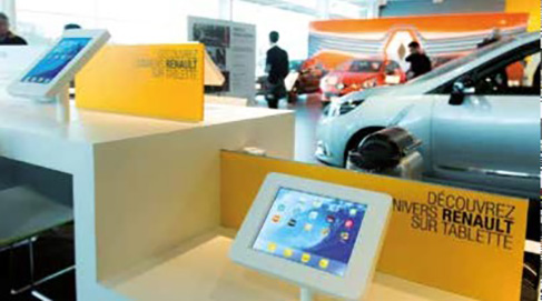 Consultation de tablette tactile au bar des marques
