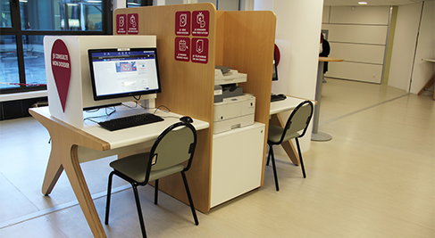 Mobilier de consultation en libre accès avec assises