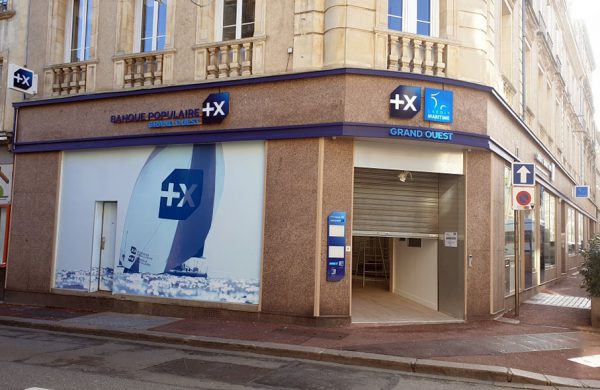 Enseignes drapeau exterieures Banque Populaire