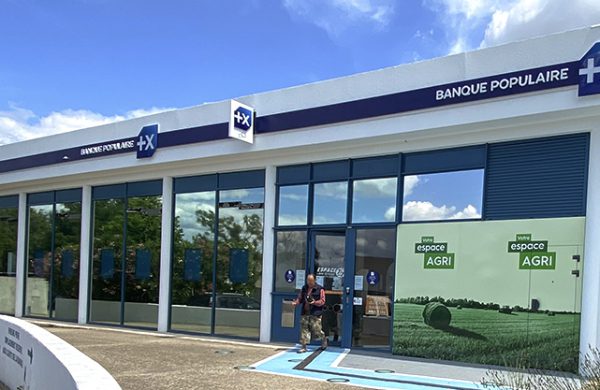 Enseignes en applique totems Banque Populaire