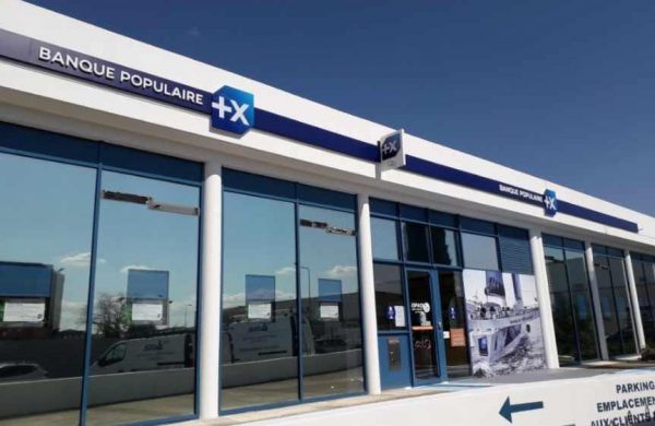 Enseignes en applique totems Banque Populaire