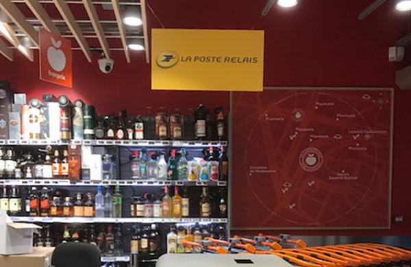 Meuble d'accueil et panneau signalétique