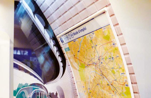 Porte-affiches mural galbé RATP