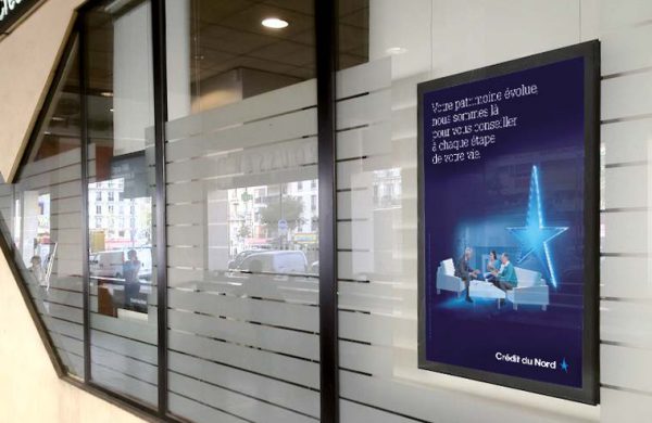 Porte-affiches vitrine led Credit du Nord