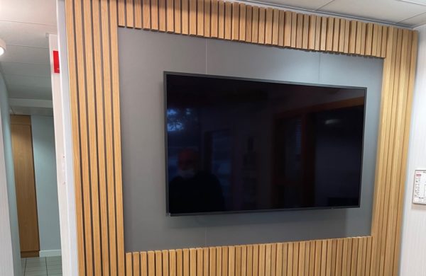 Mobilier support écran mural Groupama