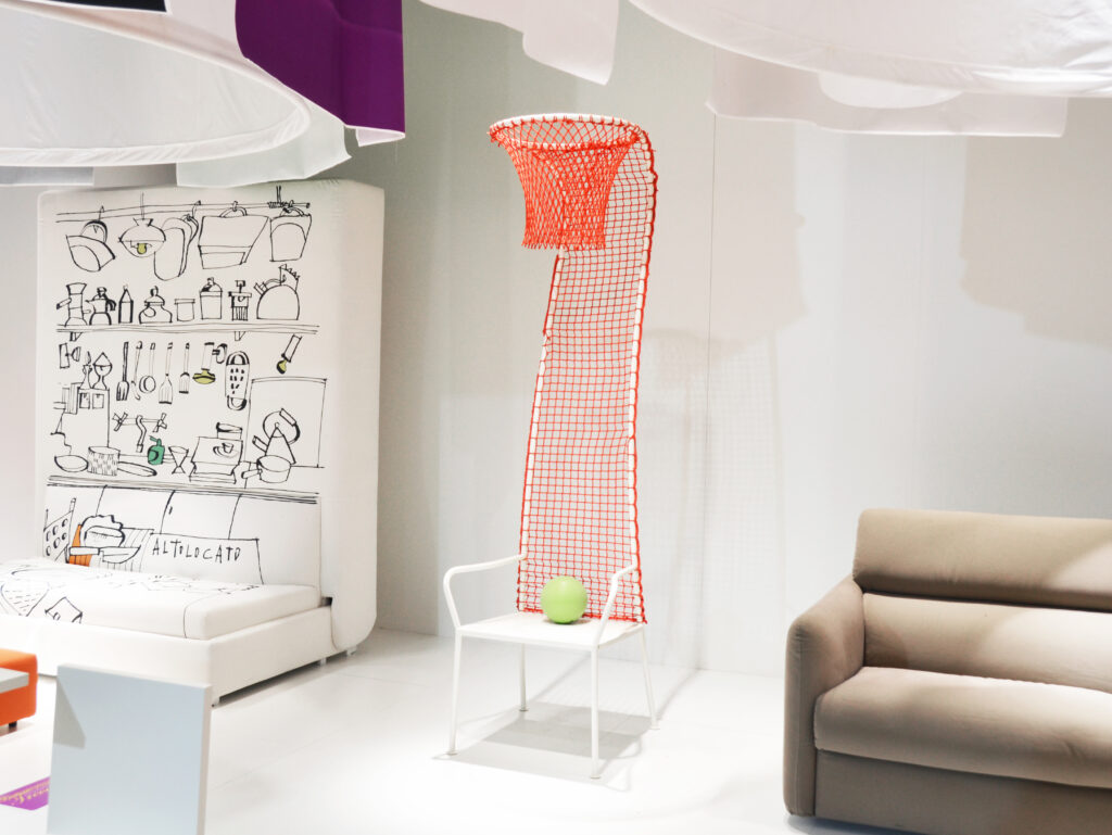 Une chaise avec un panier de basket en hauteur, dans la continuité du dossier.