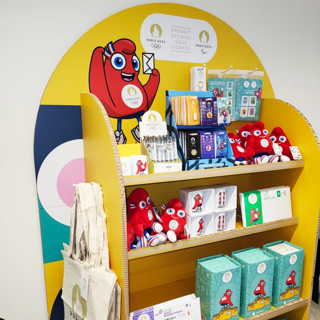 Le mobilier PLV aux couleurs des JOP pour La Poste, créé par Ateliers de Chevreuse.