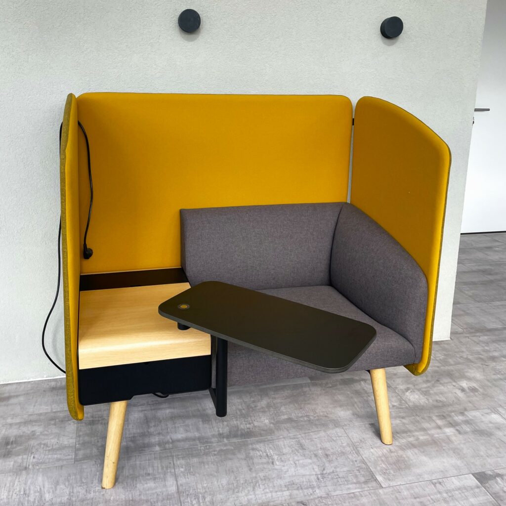 Mobilier de travail ergonomique, équipé de parois anti-bruit.