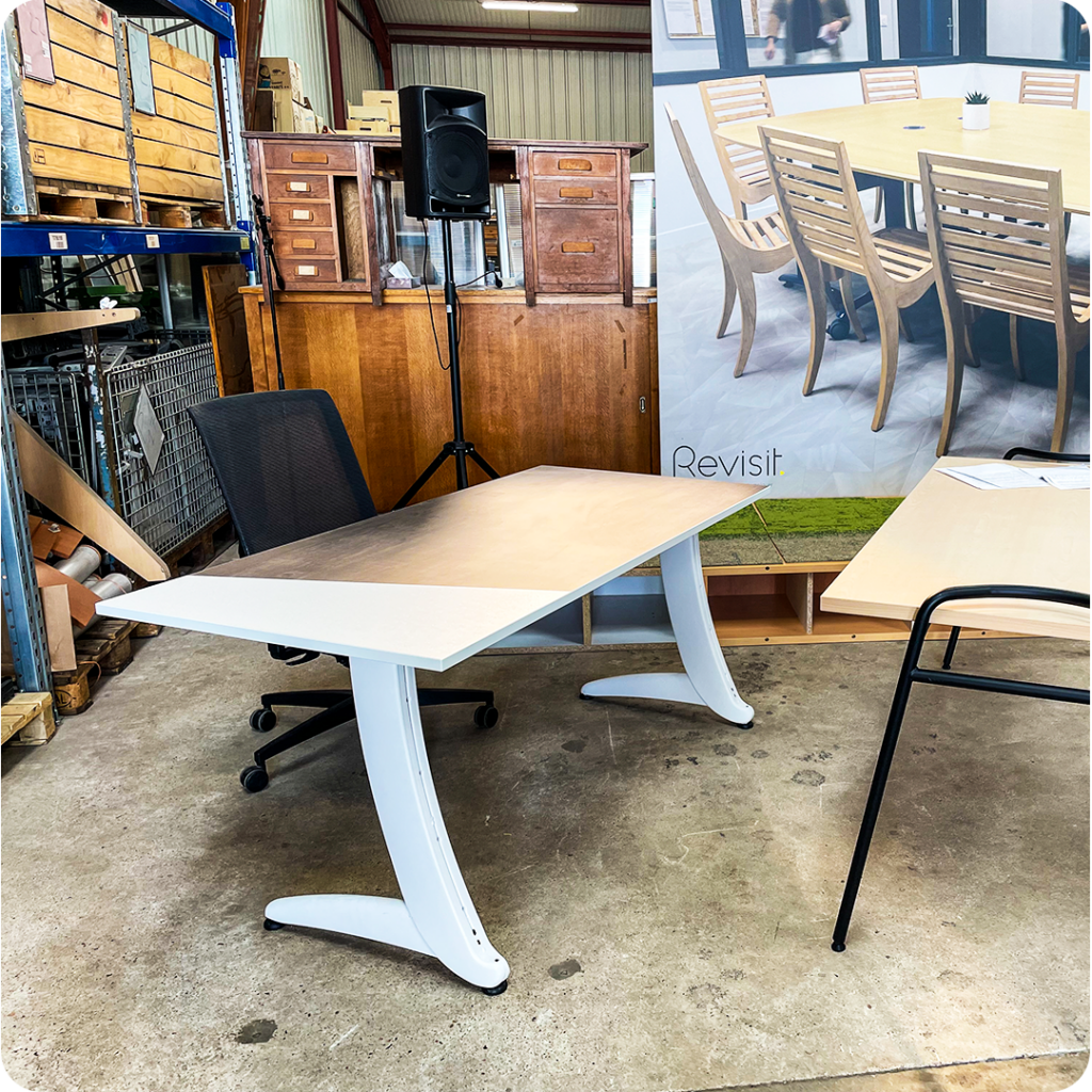 La nouvelle collection de mobiliers professionnels upcyclés de Revisit, entreprise spécialisée dans le réemploi en Anjou.