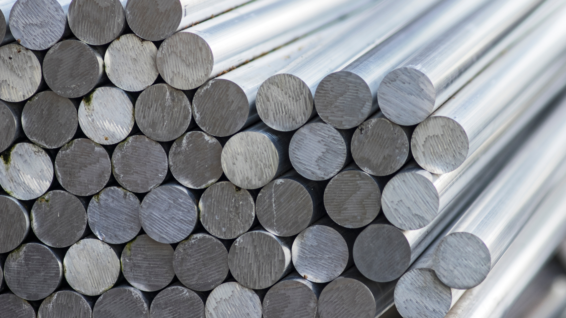 Cylindre en aluminium usiné, à surface lisse et finition métallique, utilisé pour des applications industrielles.
