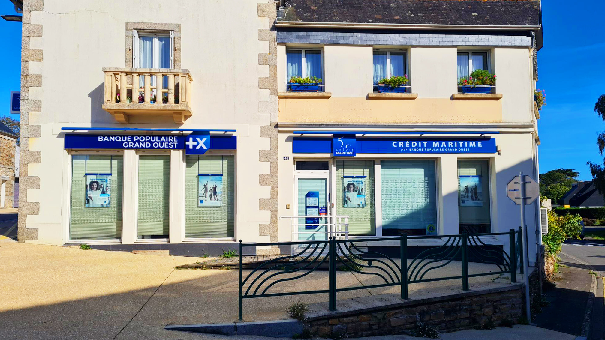 Enseignes extérieurs de la Banque Populaire Grand Ouest et du Crédit Maritime.