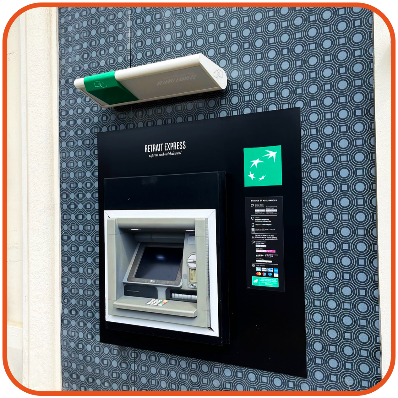 Distributeur à billets BNP Paribas, signalétique par Ateliers de Chevreuse.