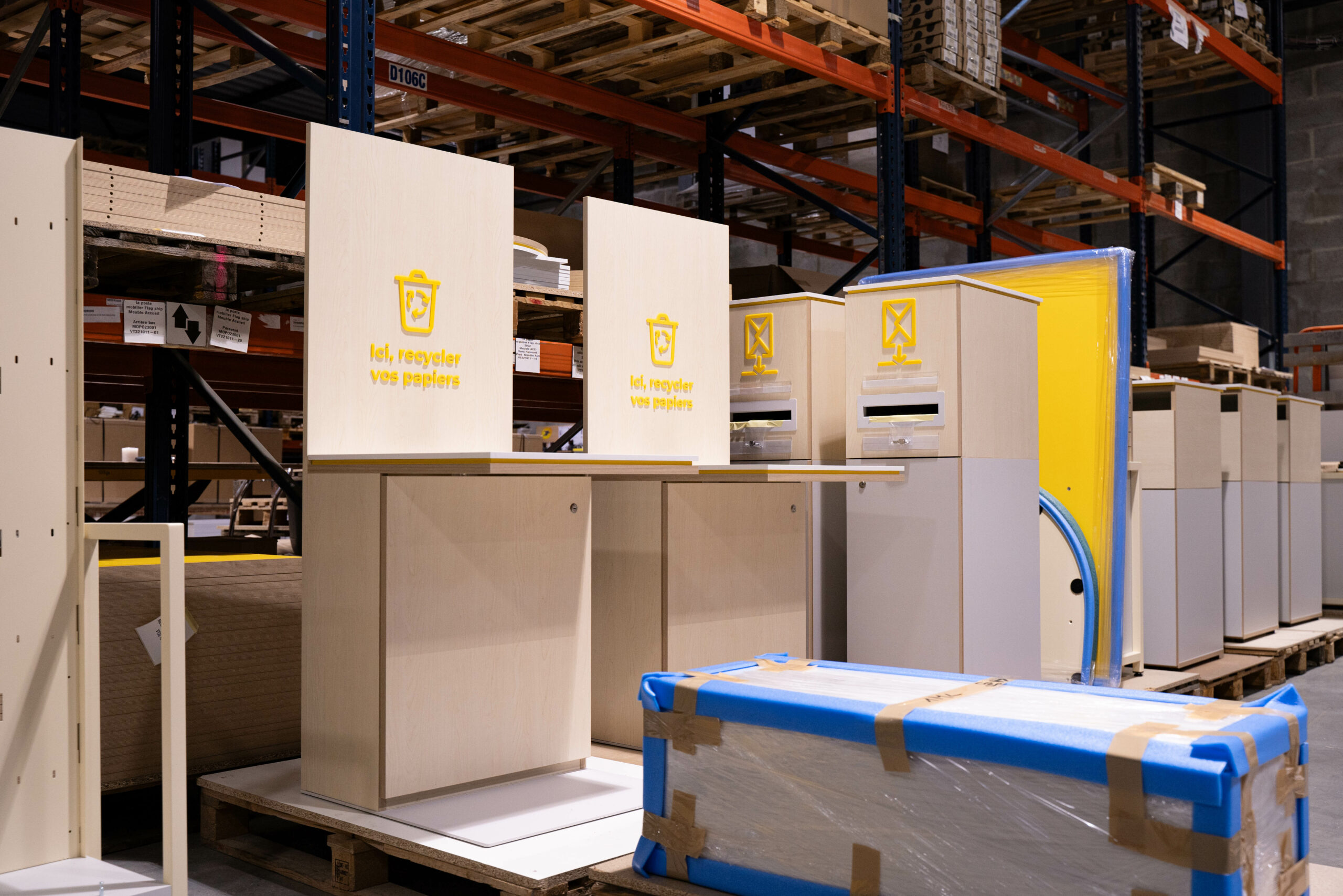 Production de mobiliers en série pour des bureaux de poste.