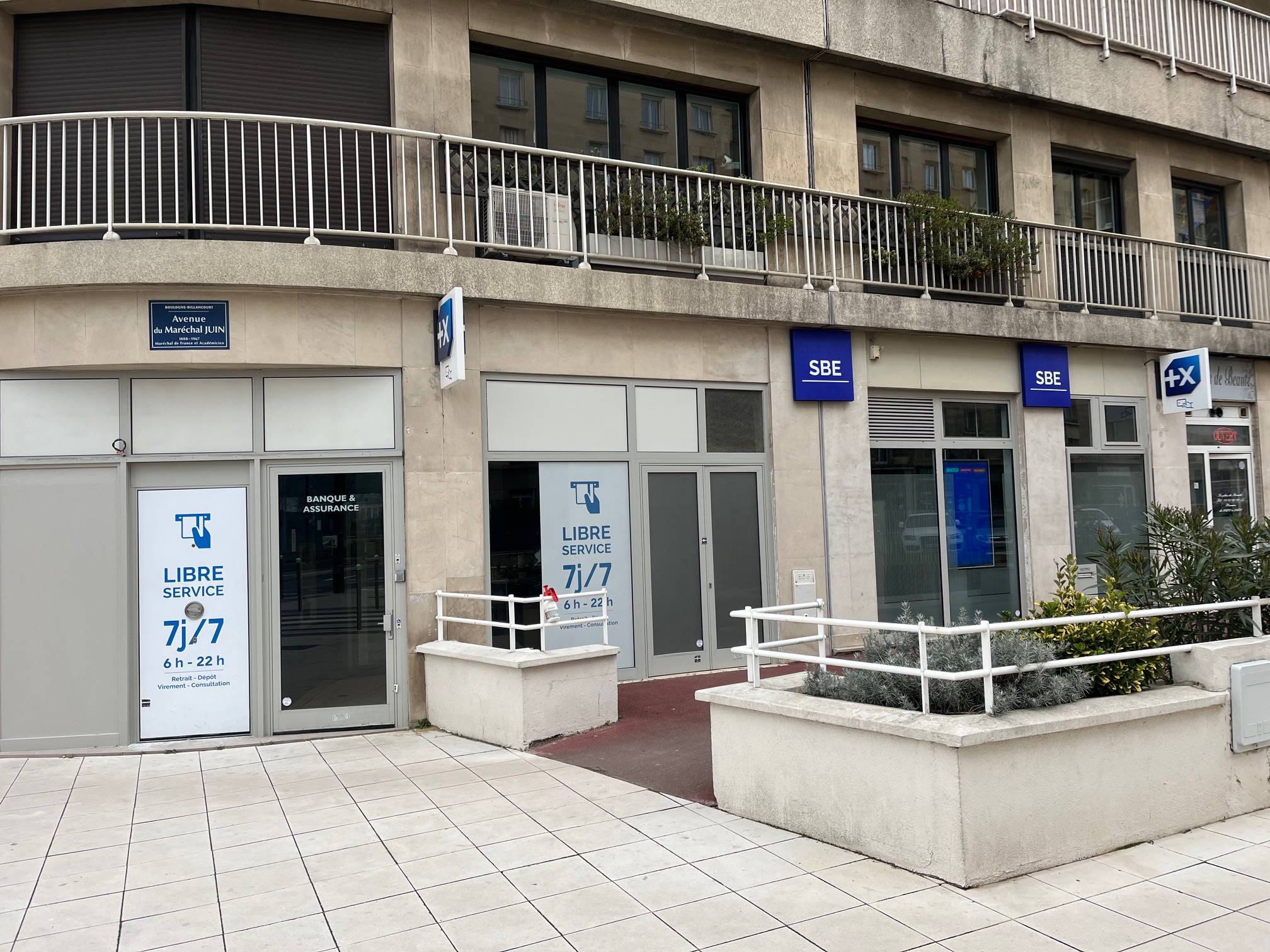 Nouvelles enseignes de l'agence SBE Boulogne Billancourt par Ateliers de Chevreuse.