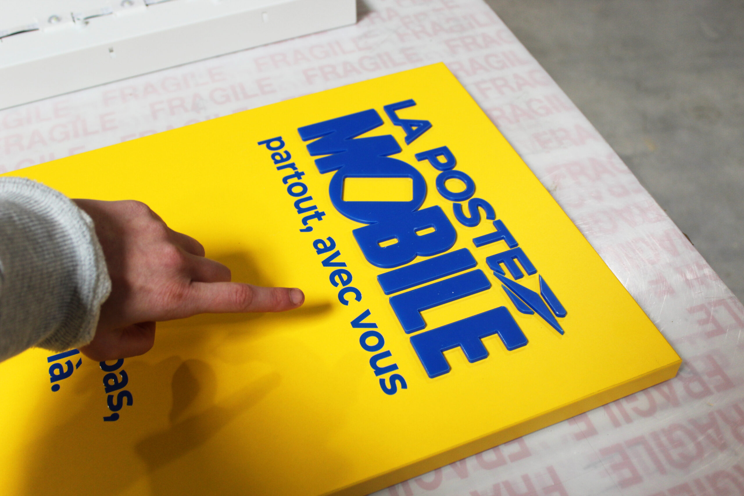 Panneau jaune en mélaminé avec un logo La Poste Mobile en PMMA 