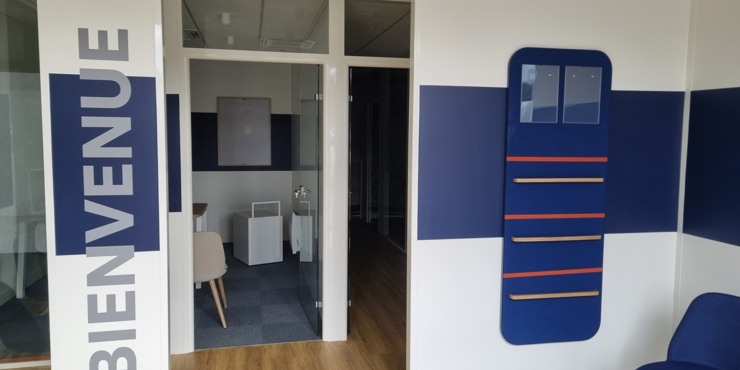 De la signalétique et du mobilier pour la GMF : porte-documents, adhésifs, porte-affiches... Des solutions pour communiquer simplement et avec style !